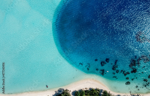 Fototapeta Shallow, crystal clear waters of a lagoon in Bora Bora