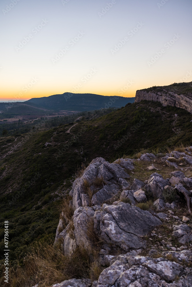 Vue sur le Puech des Mourgues à Saint-Bauzille-de-Montmel au coucher du soleil (Occitanie, France)