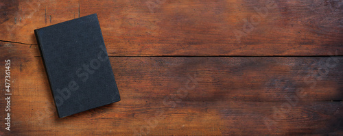 Cuadro en lienzo Closed old black book on a table