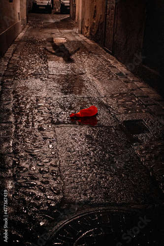 calle de noche con globo rojo inspirado en pelicula de terror con sombra tenebrosa photo