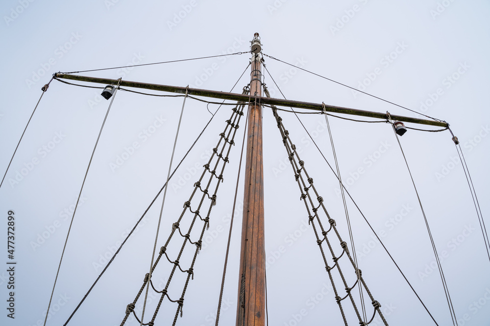 Obraz premium Ropes and rope ladder on a sailing ship with cloudy background