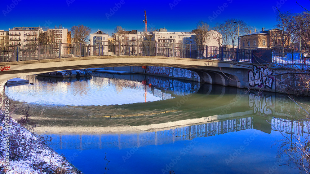 Blick auf die Schreberbrücke am Stadthafen im Winter und mit Schnee, Blauer Himmel, Leipzig, Sachsen, Deutschland