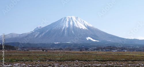 鳥取県伯耆町の八郷から見た冬の伯耆富士大山