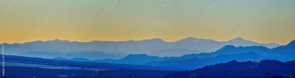 山中湖展望台から見た朝焼けに染まるアルプスの山並みのパノラマ情景＠山梨