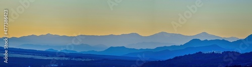 山中湖展望台から見た朝焼けに染まるアルプスの山並みのパノラマ情景＠山梨 © Scott Mirror