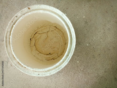 The paint bucket is so dry that it can't be used. Construction equipment.
