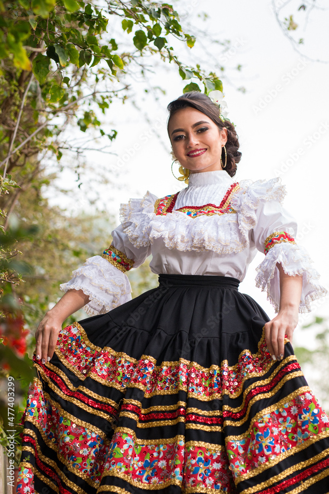 Traditions and cultures of the world: Colombian woman in typical folk dance costume. Colombia and its diversity. Artistic expressions.
Half-length portrait