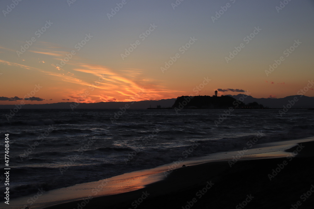 七里ヶ浜から見る江ノ島の夕景
