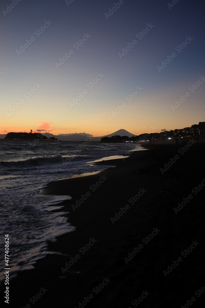 七里ヶ浜から見る富士山と江ノ島の夕景