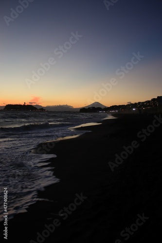 七里ヶ浜から見る富士山と江ノ島の夕景 © acchity