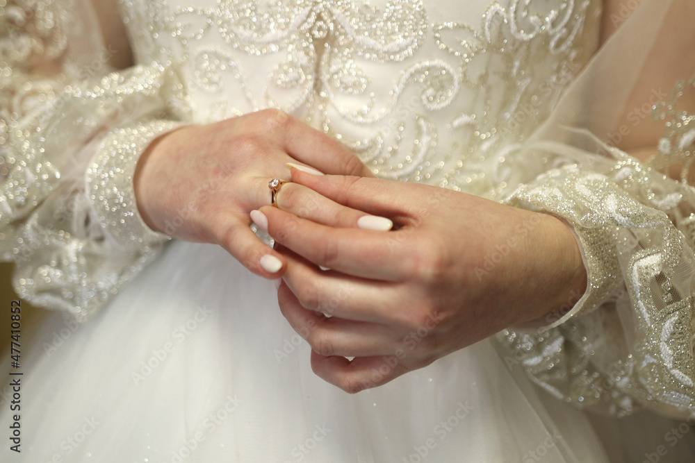 The bride wears a gold ring with a stone on her finger. Preparing for the wedding. The bride wears a gold ring with a stone on her finger. Preparing for the wedding.