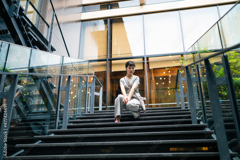 階段でしゃがんでポートレート撮影 StockFoto Adobe Stock
