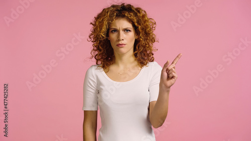 Schilderij op canvas angry redhead woman looking at camera and pointing with finger isolated on pink