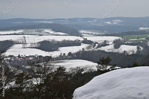 Ausblick vom Veitenstein über verschneite Felder und Wälder, Rudendorf und Lusberg 