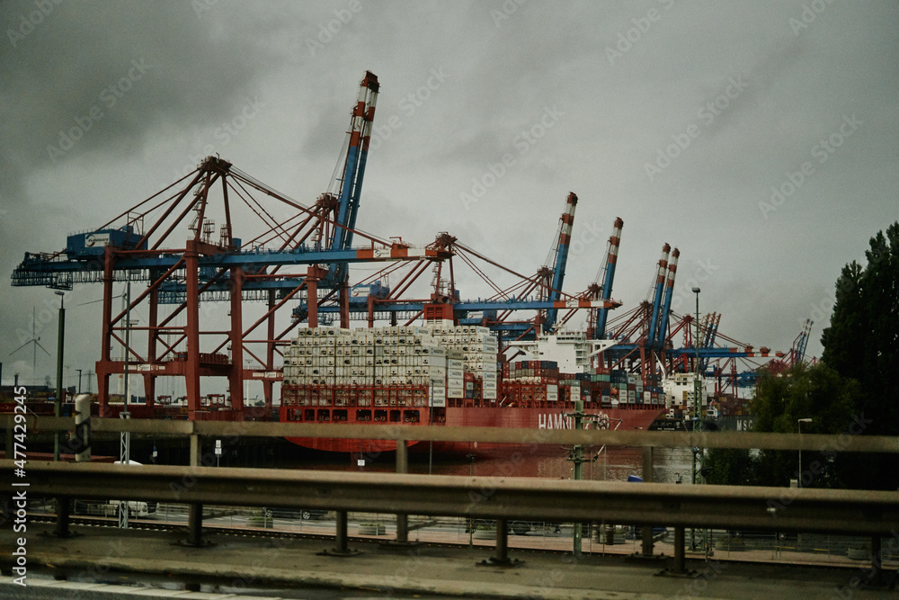 Angelegtes Containerschiff am Hafen mit Kränen zur Container Entladung bereit