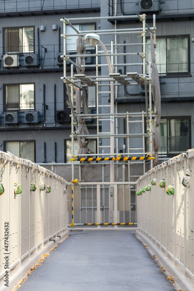 歩道橋は改装工事中　原宿駅前、竹下通り周辺の風景