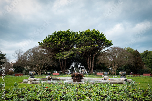 Fonte com repuxos de água no jardim em Bayonne num dia nublado photo