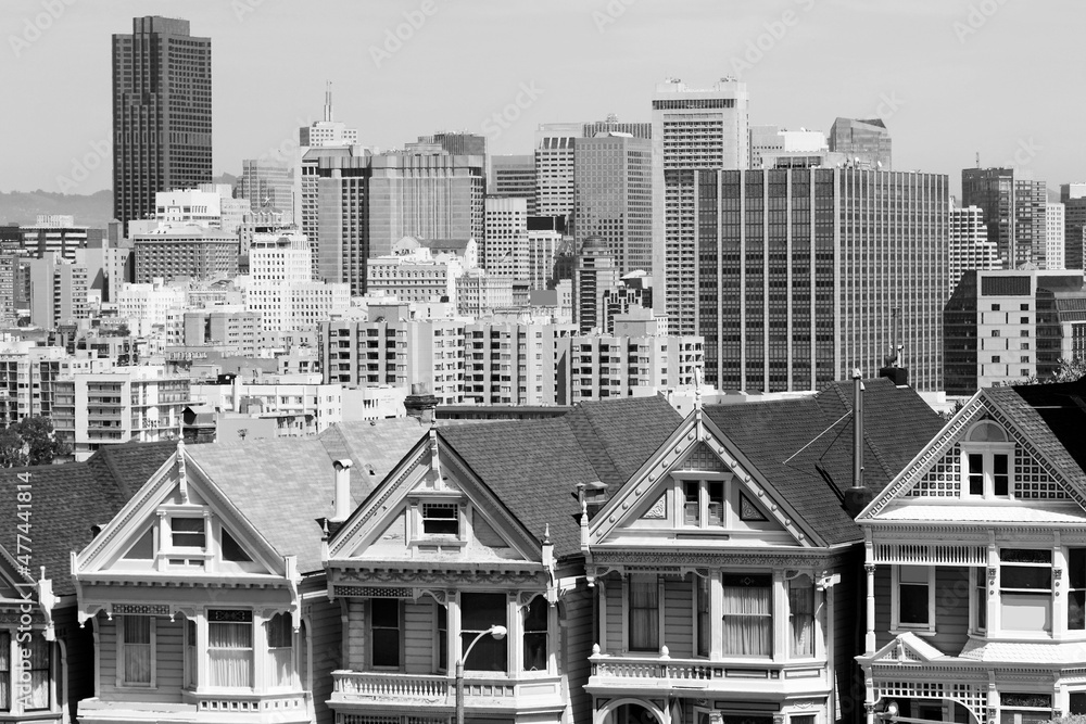 Naklejka premium San Franscisco city - Alamo Square. Black and white photo.