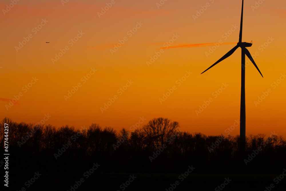 Obraz premium wind turbines at sunset