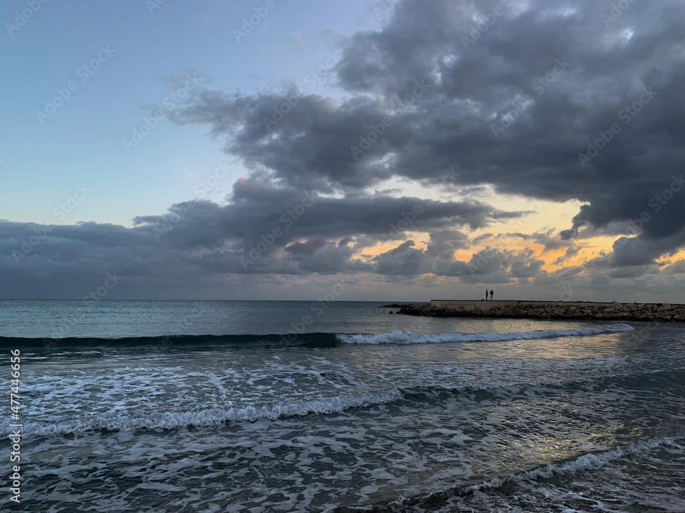 Obraz premium Cloudy sky at the sea after the sunset 