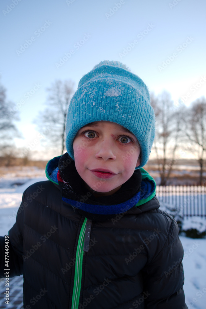 młody chłopak bawi się na śniegu  - obrazy, fototapety, plakaty 