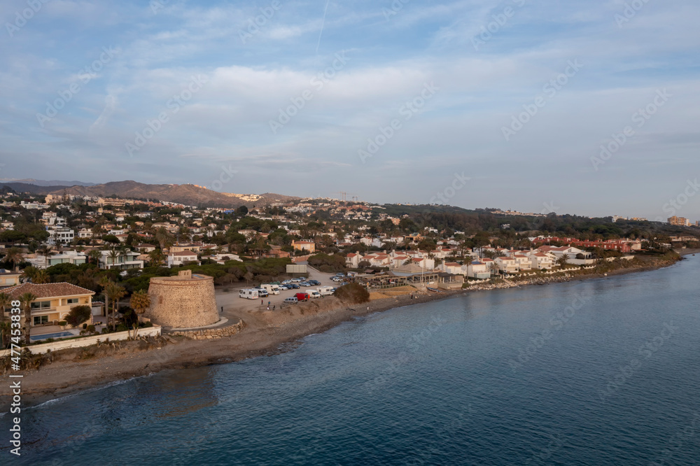 vista de la torre de los lances en la playa de las cañas en la costa de Marbella, Andalucía