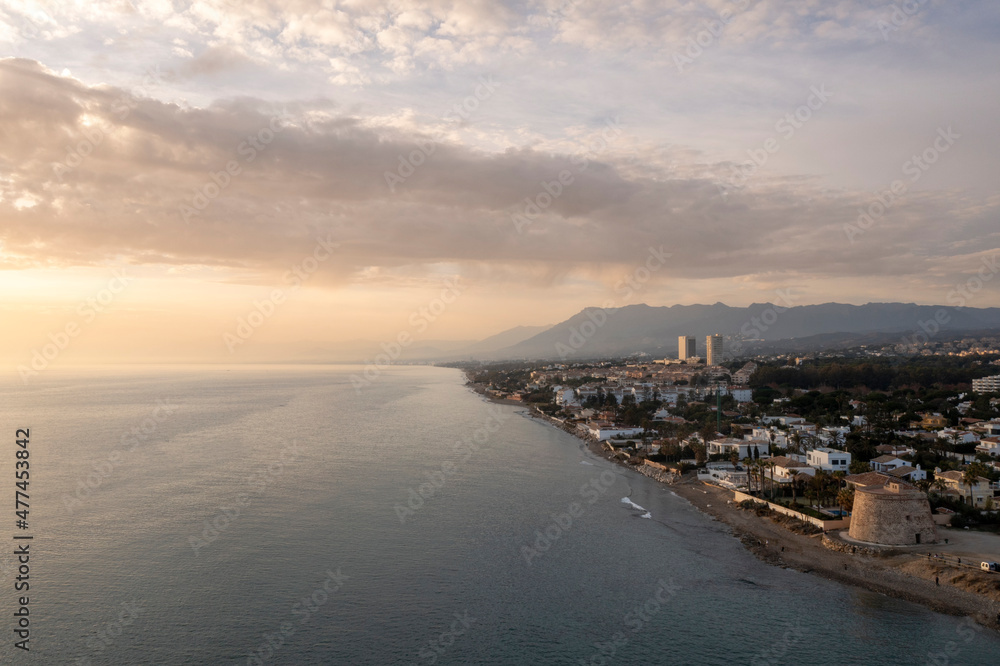 vista de la playa de las cañas en el municipio de Marbella, España