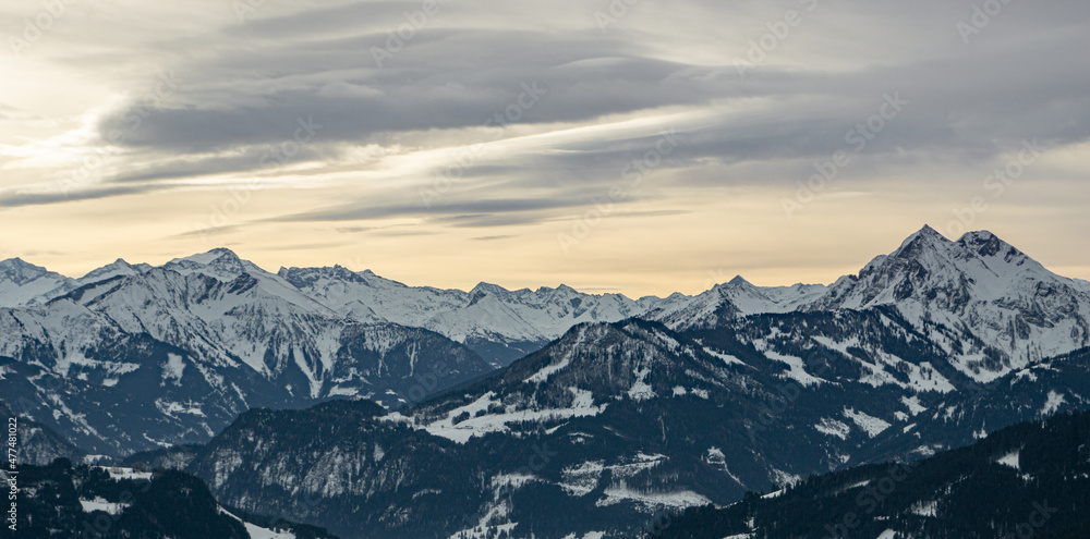 Wolkenstimmung im Dezember über den Gipfeln der Salzburger Bergwelt, im Hintergrund die hohen Tauern.