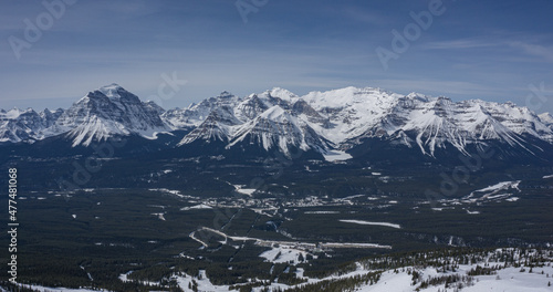 Wallpaper Mural Rocky Mountains mit Lake Louise im Winter an einem sonnigen Tag Torontodigital.ca