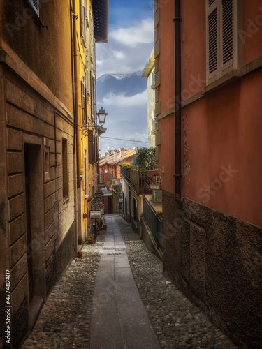 Narrow street in Bellagio, Italy © Matteo Banfi 