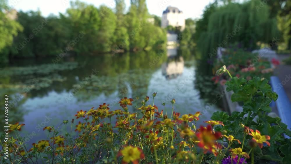 Chateaux Raoul Video Plan et Reflection dans l'eau, Chateauroux