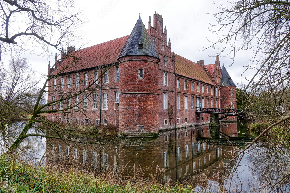 Fototapeta premium Historisches Wasserschloss in Herten im Herbst