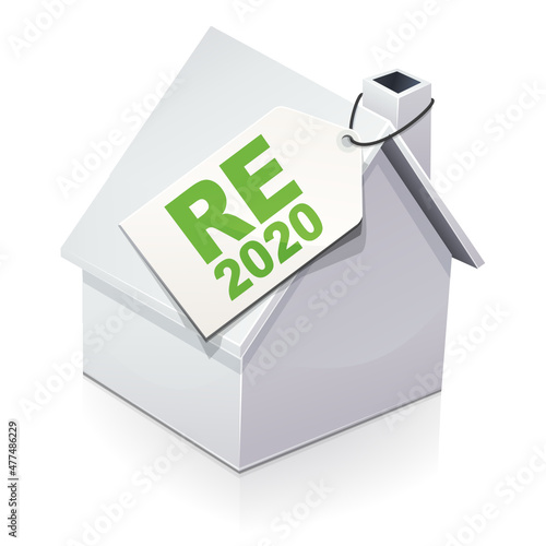 Maison blanche avec l'étiquette RE 2020, norme française de réglementation environnementale de construction des bâtiments