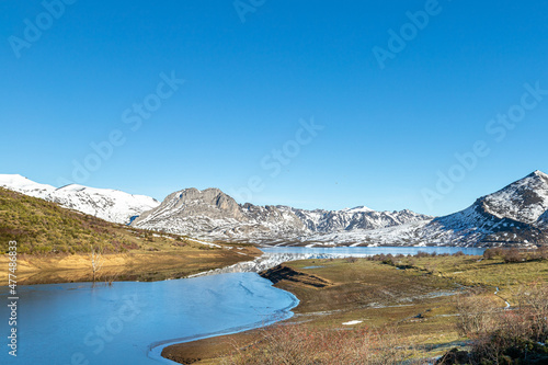 Ruta por el embalse de Casares de Arbas, Villamaníb Leon, España.