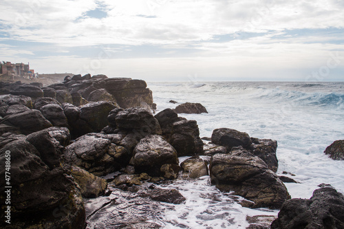 Rocher et falaise et océan  © malick