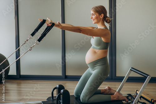 Canvastavla Pregnant woman exercising with the help of reformer on pilates class