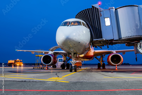 Ground handling of a passenger aircraft near the boarding bridge at night