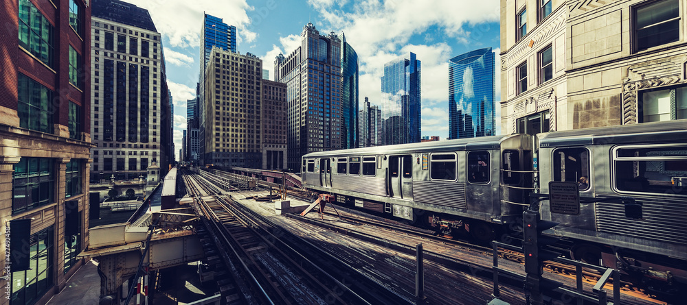 Fototapeta premium Panoramic view of elevated railway train in Chicago