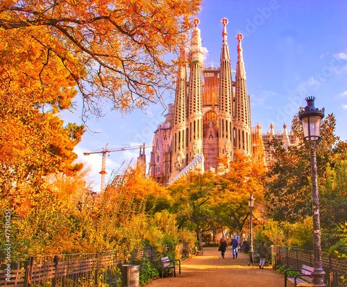 Fotografie, Obraz cathedral Sagrada Familia in autumn