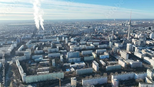 Berlin City Luftbildaufnahme 4k im Flug mit Fernsehturm und Sehenswürdigkeiten 