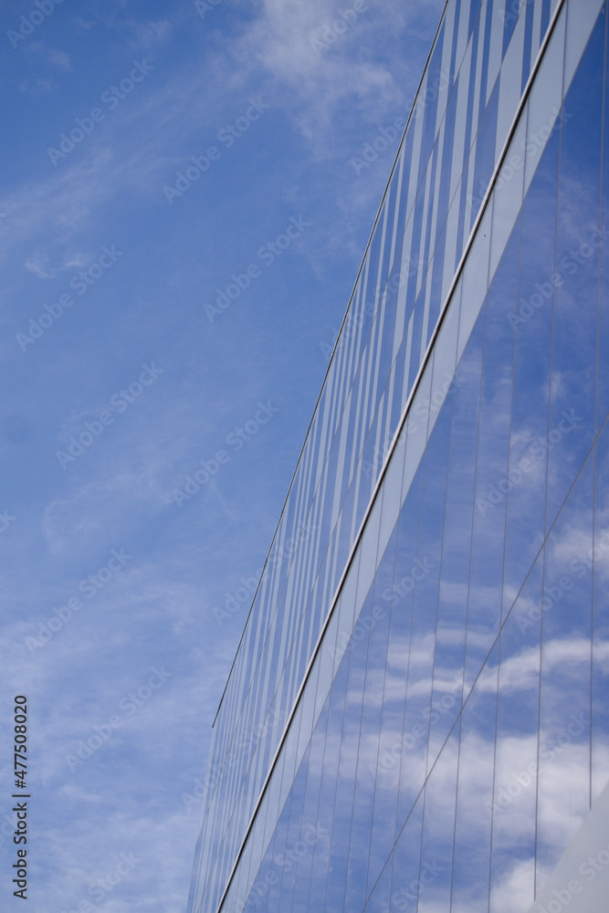 Obraz premium Sky reflection on glass building