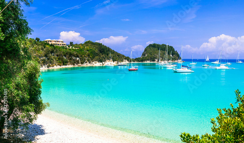 Fototapeta Naklejka Na Ścianę i Meble -  Beautiful turquoise bay in Lakka. splendid beach Paxos. Ionian islands of Greece