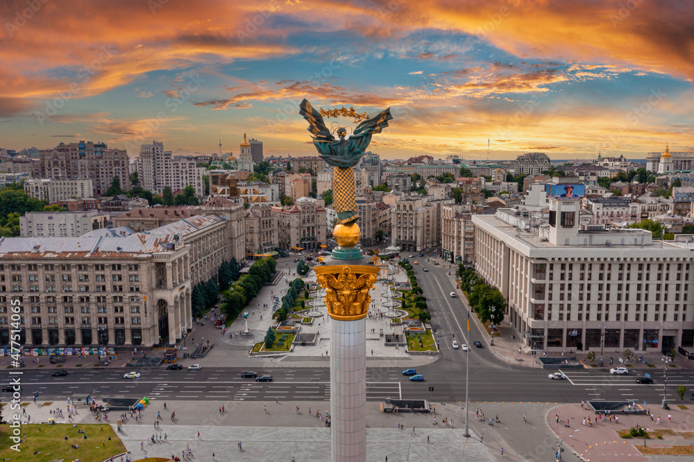 Fototapeta premium Aerial view of the Kyiv Ukraine above Maidan Nezalezhnosti Independence Monument. Golden beautiful Ukrainian woman statue in the middle of the city.