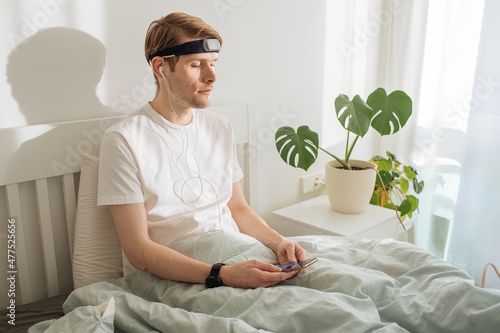 Foto Man meditating on bed