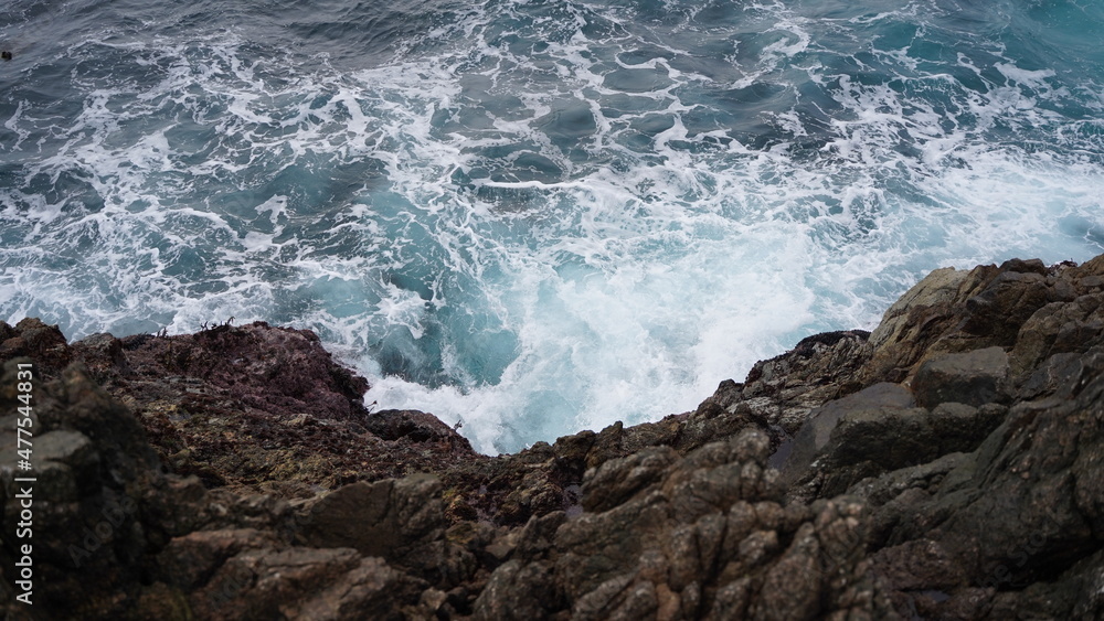 Fototapeta premium Waves crashing on the rocks