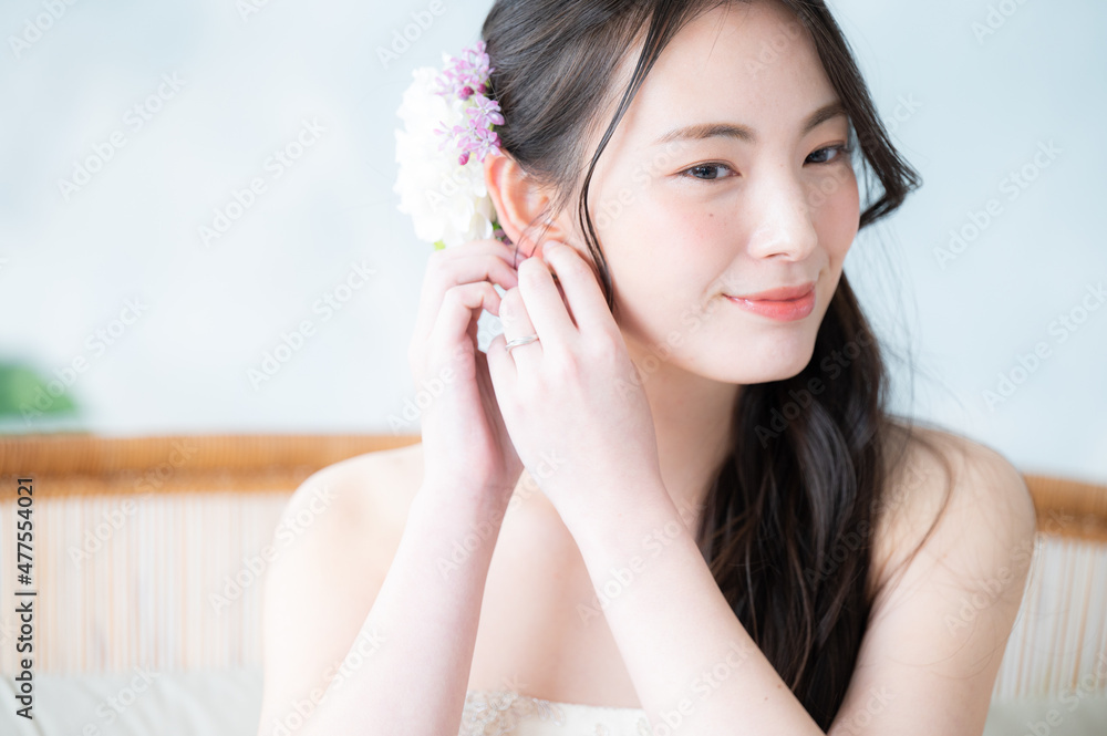 イヤリングやピアスを付け替える美しい日本人女性 イヤリングやピアスを付け替える美しい日本人女性