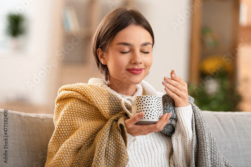 Beautiful young woman drink...