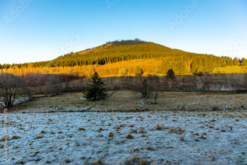 Sonnenuntergangswanderung entlang des Rennsteigs in der Nähe von Steinbach-Hallenberg - Deutschland photo