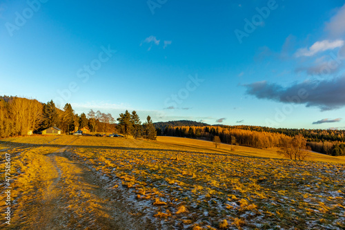 Sonnenuntergangswanderung entlang des Rennsteigs in der Nähe von Steinbach-Hallenberg - Deutschland photo