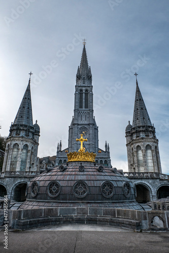 Cúpula e torres da Catedral no Santuário de Lourdes em França photo